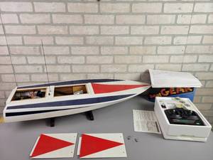 lot 1032 image: Vintage DUMAS SK-Daddle 60 RC Boat Model w Transmitter