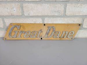 lot 1046 image: Vintage Great Dane Diecast Plate  Emblem - Approx. 16 x 3.5