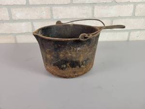lot 1068 image: Antique Cast Iron Wagner Ware Pot - Approx. 8 Diameter x 5 Tall
