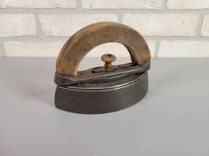 lot 1088 image: Antique COLEBROOKDALE IRON CO. Boyertown PA USA SAD IRON w Handle