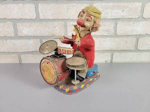 lot 1115 image: Vintage ALPS Crasston Melody Band Battery Operated Drumming Clown Tin Toy