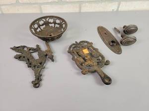 lot 1117 image: Assorted Cast Iron Dcor and Door Knob Assembly