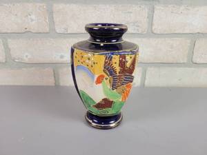 lot 1162 image: Vintage Japanese Moriage Vase - Approx. 6 Tall