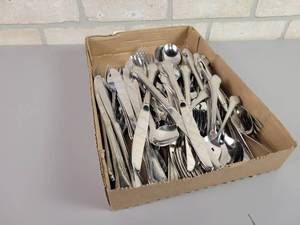 lot 1171 image: Box of Assorted Flatware