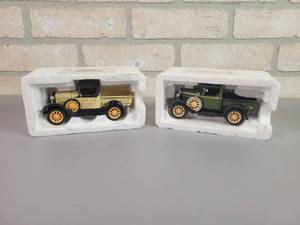 lot 1267 image: 1931 FORD Model A and FORD Model 76A Pickup Diecast Models - 132 Scale