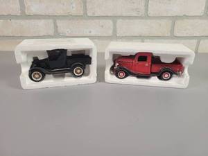 lot 1269 image: 1925 FORD Model T Pickup and FORD Pickup Diecast Models - 132 Scale