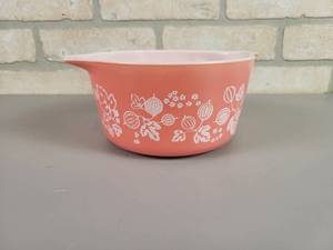 lot 1274 image: Vintage PYREX Pink Gooseberry 1 Quart Casserole Dish