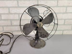 lot 1311 image: 1931 10 GRAYBAR Desk Fan - Model 19XG263