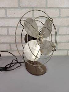 lot 1337 image: Vintage 10 Desk Fan w Cast Iron Base