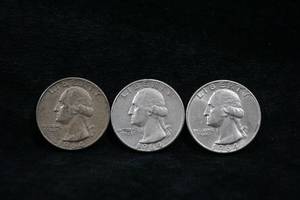 lot 41 image: 3 - 1964-D US Washington Silver Quarter Coins