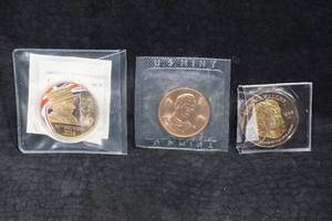 lot 56 image: Assorted Commemorative Coins - Queen Elizabeth, John Wayne, Halleys Comet