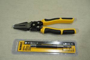 lot 172 image: DeWalt Magnetic Driver Guide with Pliers
