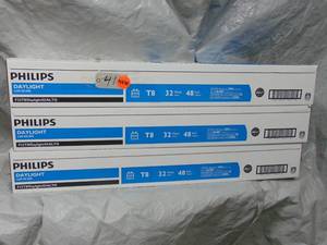 90 Bulbs philips f32t8 daylight T8  Fluorescent Each Case 30 Bulbs