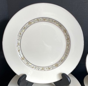 lot 17 image: Lenox Springdale China Dish Set