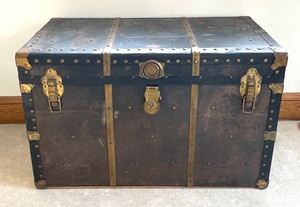 lot 11 image: Antique Able & Bach Company Chest