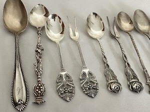 lot 84 image: Vintage Souvenir Spoons and More
