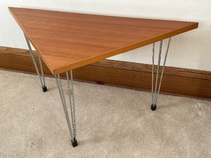 lot 18 image: Danish Modern Triangle Shaped Accent Table