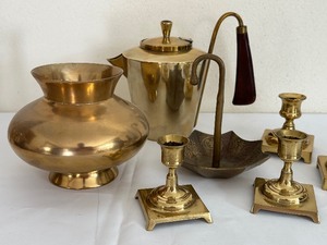 lot 38 image: Variety of Vintage Brass Items