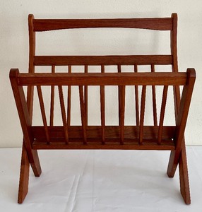 lot 8 image: Vintage Folding Magazine Rack