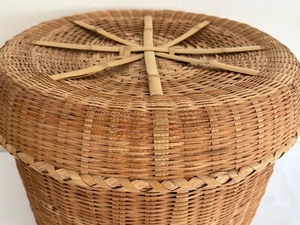 lot 64 image: Large Vintage Basket