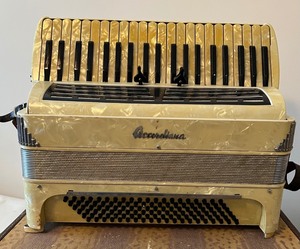 lot 8 image: Italian Accordiana by Excelsior Accordion