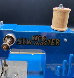 lot 11 image: Vintage Kay-EE Sewmaster Childs Toy Sewing Machine