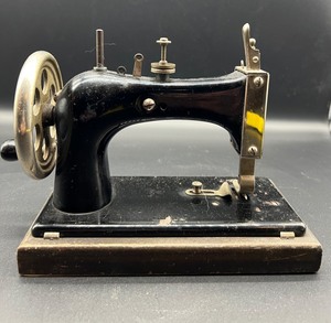 lot 13 image: Vintage National Childs Toy Sewing Machine  American Girl 