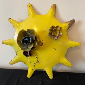 lot 25 image: Quirky Funky Outdoor Bird and Repurposed Flowers