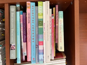 lot 128 image: Read on...Home Decor, Cottage Journal, Martha Stewart, Flea Market Style Books & Magazines