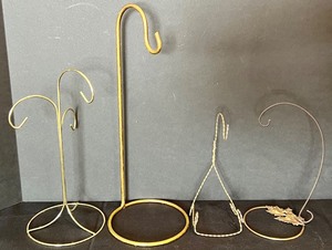 lot 141 image: Hangers, Hooks & Easels