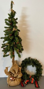 lot 143 image: Wood Carved Santa,Trees, Wreaths and More