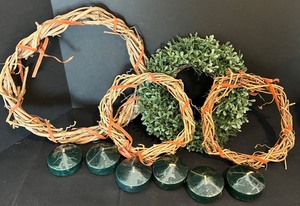lot 147 image: Shelf Sitter Santas, Wreaths and More