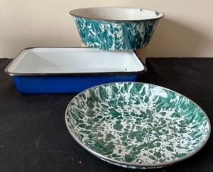 lot 198 image: Enamelware, Cast Iron Pan, Megaware Pot and Electric Knife