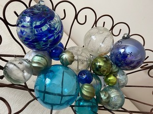 lot 27 image: Outdoor Decorative Wheelbarrow with Glass Balls