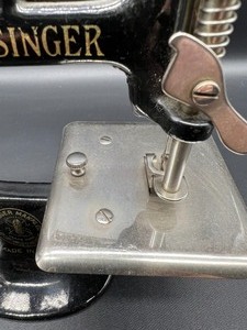 lot 81 image: Vintage Singer #20 Childs Toy Sewing Machine