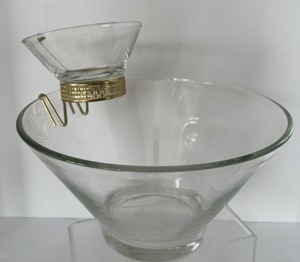 lot 91 image: Vintage Chip  Dip Bowl Set, Glassware & Glass Dome Cheese Plate