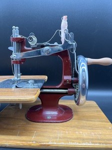 lot 95 image: Vintage Essex Childs Toy Sewing Machine