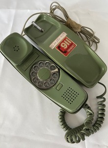 lot 207 image: Vintage Western Electric Avocado Green Rotary Phone