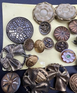 lot 226 image: Vintage, Antique & Victorian Buttons
