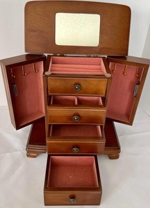 lot 230 image: Wooden Jewelry Box and Giraffe Figurine