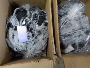 12 Pair Slippers, size S, new with ...