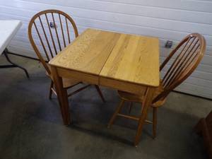 Small Kitchen side table with 2 Chairs