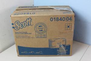 lot 49 image: Scott Recycled Multifold Paper Towels, 1-ply, 250 SheetsPack, 16 PacksCarton (8009) Damage to edge of box - See Picture