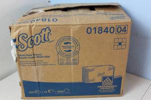 lot 50 image: Scott Recycled Multifold Paper Towels, 1-ply, 250 SheetsPack, 16 PacksCarton (8009) Damage to edge of box - See Picture