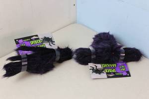 lot 146 image: 2 Halloween Poseable Spiders
