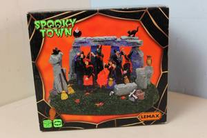 lot 149 image: Lemax Spooky Town Witches Coven # 74596 - Open Box