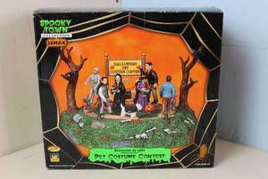 lot 152 image: Lemax Spooky Town Pet Costume Contest # 94955 - Discontinued Collectors Item New