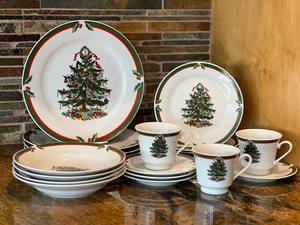 lot 146 image: Set of Christmas Dishes