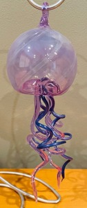 lot 50 image: Adorable Art Glass Jellyfish Figurine