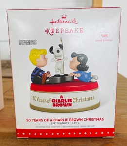 lot 166 image: Hallmark Keepsakes Peanuts Ornaments and Magic Cord
